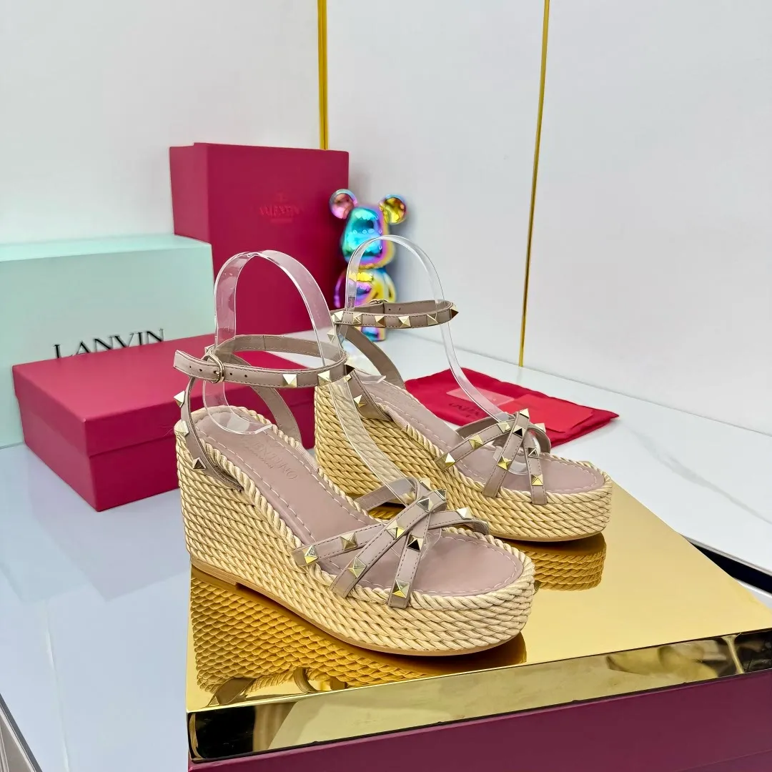 👟👟Ex-factory price 580👟👟 Valentino's new high-version riveted hemp rope woven wedge sandals. Simple and super versatile. Perfect and luxurious on the feet, they can be matched with any spring and summer clothes. The feet feel even more comfortable! The material is a perfect replica of the original version. The original buckle is disassembled and molded. Cowhide surface. Cowhide lining. Electroplated rivet buckle. Original non-slip rubber outsole. Three colors available! The gold heel is about 10cm high. The forefoot platform is about 4cm. It comes with original packaging from the counter! SIZE: 35--40 (41 can be customized)